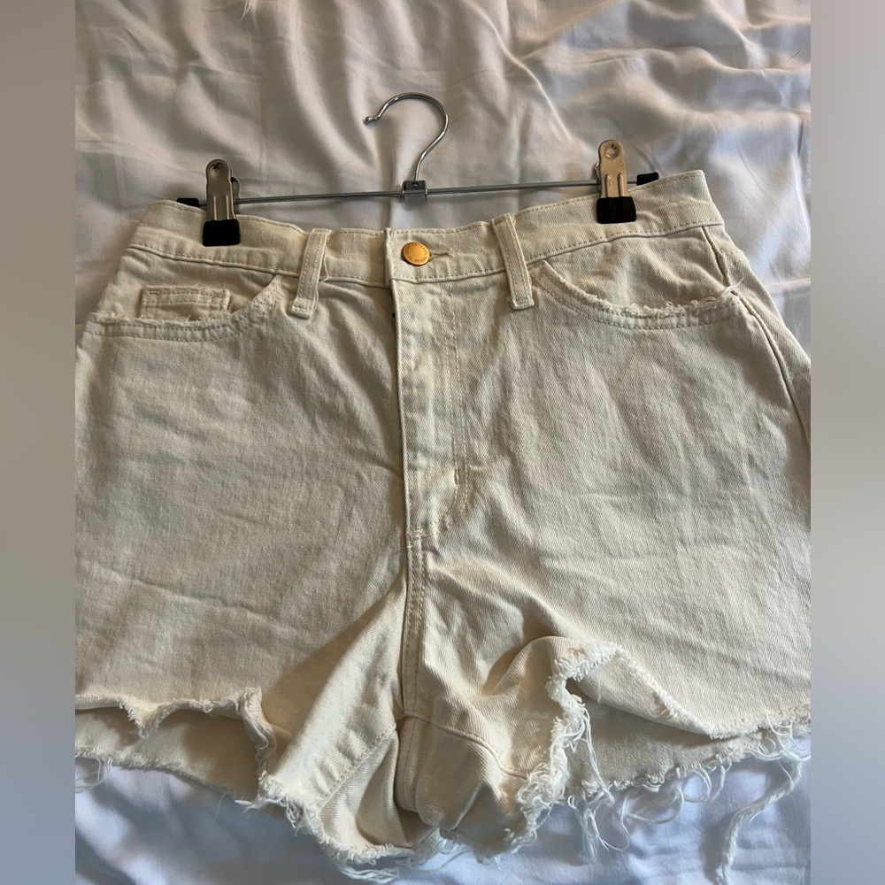 Universal threads cream shorts size 4